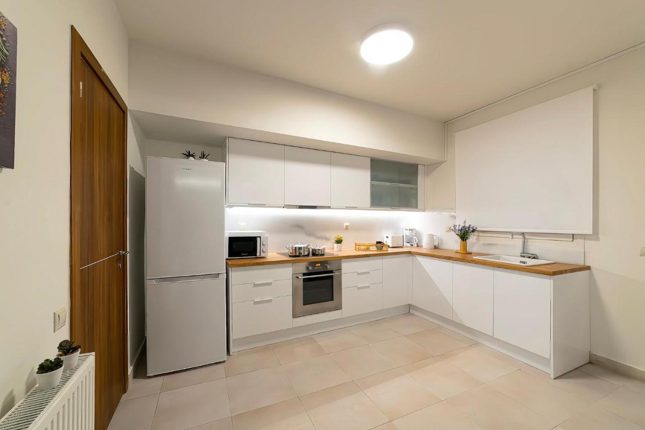 Luxury Town Center Suite, β1 Apartment
